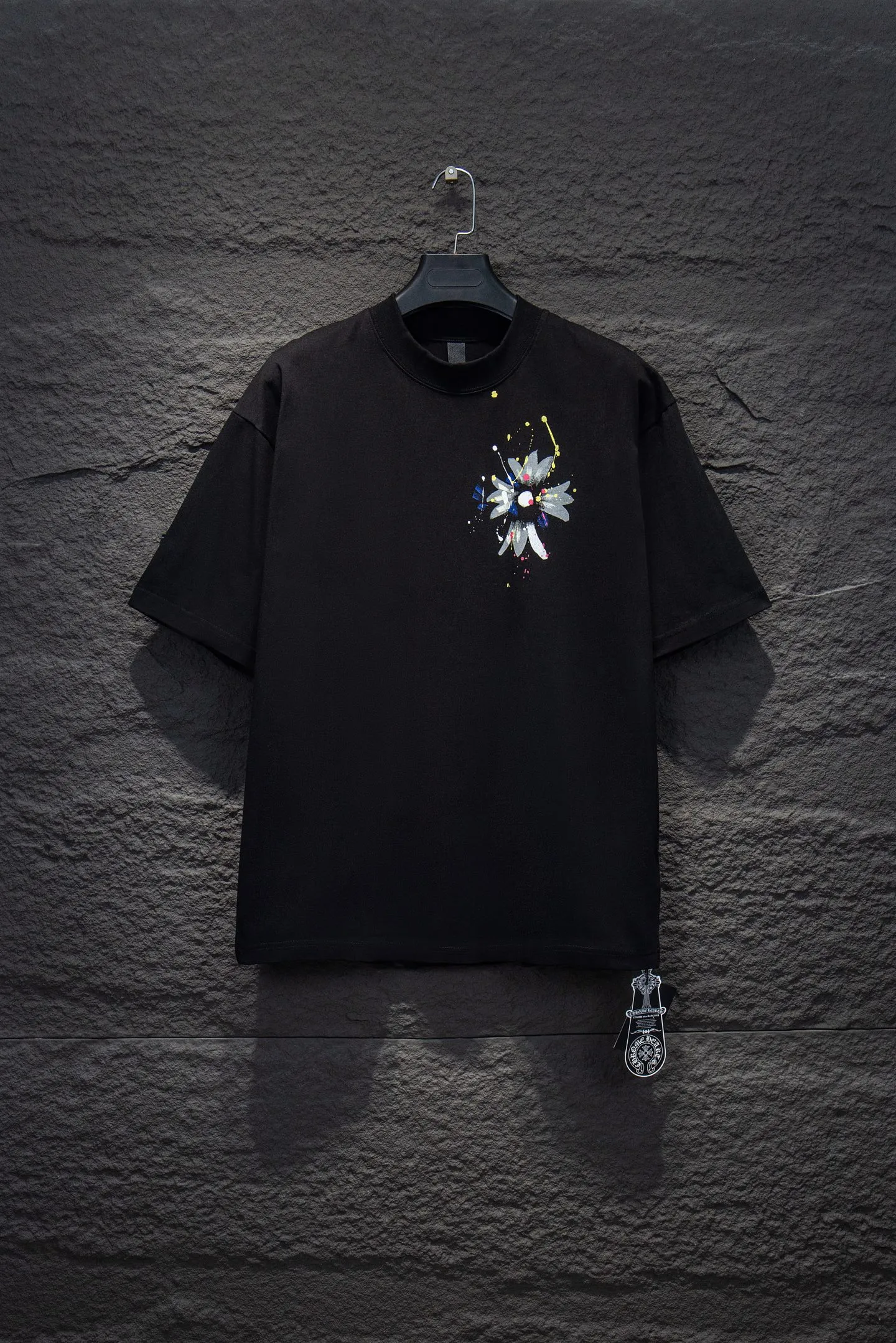 🅿️180 Style No.: 7042# Chrome hearts• 25ss ⚠YB custom-woven and custom-dyed fabrics, colors, prints, styles, and accessories. The fabrics are woven by imported machines. The uniqueness of the cloth texture creates a perfect garment effect. The fabric is made of 260-gram clean cloth with 320-gram 1*1 ribs. 4-color environmentally friendly custom-dyed fabrics, threads in the same cylinder, no color difference.  Gradient graffiti on garments, hand-made graffiti technology on garments, the details of the collar, pockets, cuffs, and front and rear threads are clearly visible. The printing uses Japanese BROTHER white ink digital direct-injection garment printing. This model is a global limited edition. In order to present a product like a work of art, after a long period of repeated determination of details, a very high-standard garment is presented. The front chest is made of direct-injection printing environmentally friendly glue material, using a mechanized printing process. Mechanical printing has high precision, the positioning accuracy can reach ±0.02mm, and the quality is stable.   The body is treated with graffiti elements, which greatly increases the interest of the clothing; it has a unique visual effect. The special washing effect creates a unique aged effect.  Croix Heart Short Sleeve must be the first short-sleeved piece in spring and summer that blurs the boundaries of unisex style. It has a classic dropped shoulder oversize version and a loose and casual upper body.  Color: Black White Size: S M L XL